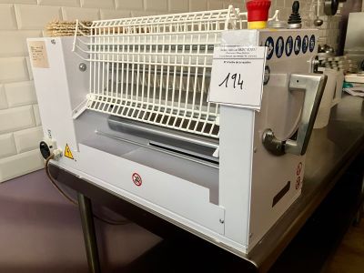 une machine posée sur une table dans une cuisine