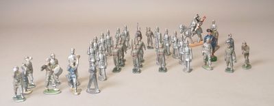 un grand nombre de figurines sur une table