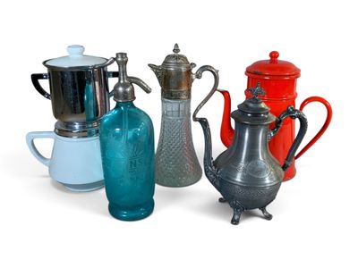 quatre types différents de théières et une cafetière