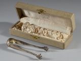 deux cuillères et un repose-cuillère dans une boîte