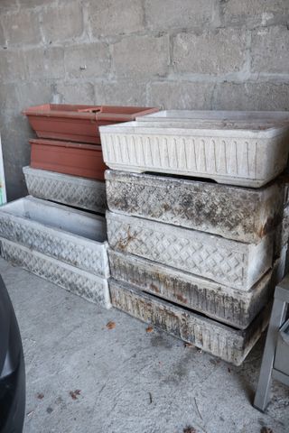 Lot de 15 jardinières en pierre reconstituée et 2 jardinières en ...