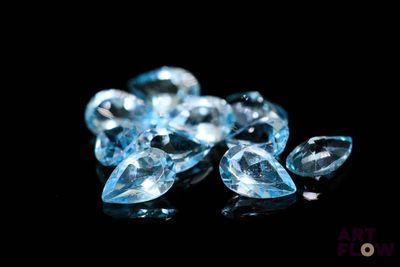 de très jolis diamants bleus sur un fond noir