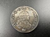 une vieille pièce d'argent ornée d'une couronne