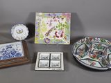 de nombreuses œuvres d'art différentes exposées sur la table