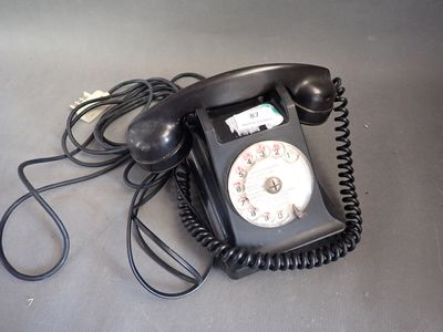 un téléphone posé sur une table, avec un CD à l'intérieur