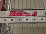 a sign on the side of a ladder that says charge it 200 kg / 2 persons