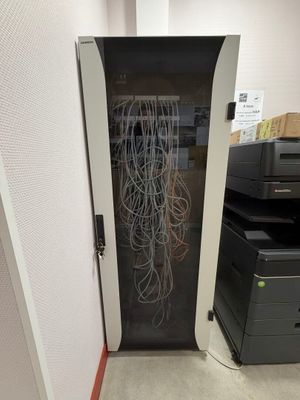 une armoire dans laquelle se trouvent tout un tas de câbles