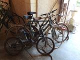 many bikes that are parked in the garage