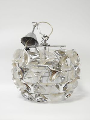 une sculpture composée de nombreux morceaux de verre