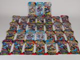 une pile de cartes à collectionner Pokémon empilées les unes sur les autres