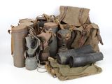 un tas de vieux masques à gaz et d'autres objets par terre