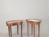 paire de tabourets anciens en acajou et cuir, avec assise rembourrée