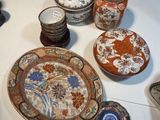 de nombreuses assiettes et tasses différentes sur la table