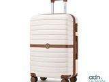 La valise est blanche et marron, avec une poignée marron.