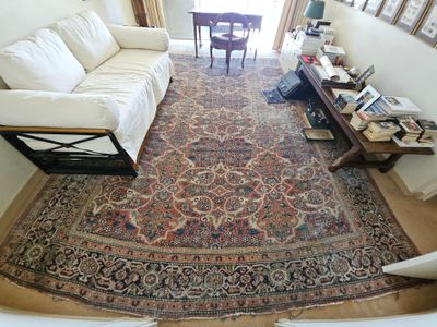 un salon avec un canapé et un tapis au sol