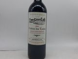 une bouteille de vin posée sur une table
