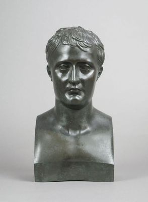 un buste en bronze représentant un homme aux cheveux courts
