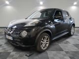 Le SUV Nissan Juke noir est garé dans une grande pièce.