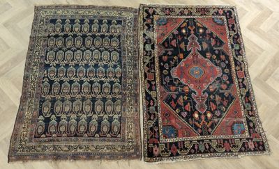 deux tapis orientaux posés sur un parquet dans une pièce