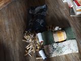 un tas d'objets posés par terre à côté d'une chaise