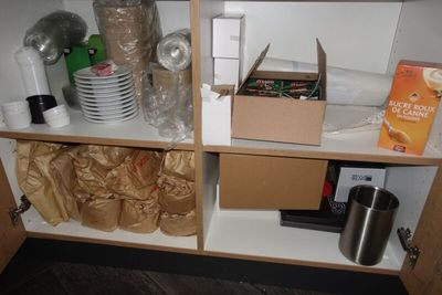 une armoire contenant de nombreux objets