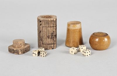 quatre morceaux de bois et des dés sur la table