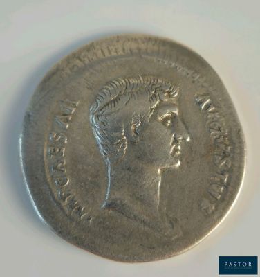 une vieille pièce d'argent portant une tête de femme