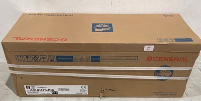 deux piles de cartons sont empilées l'une sur l'autre
