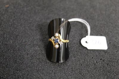 une bague posée sur une table avec une étiquette de prix