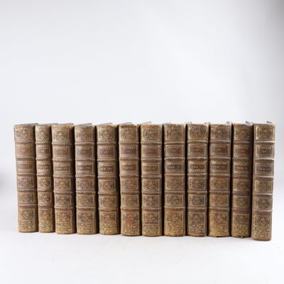 une pile de vieux livres posés les uns sur les autres