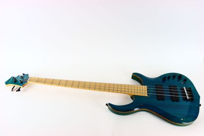 une image représentant une guitare basse électrique bleue posée sur une surface blanche