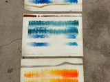 trois feuilles de papier aquarelle de couleurs différentes
