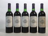 quatre bouteilles de vin sont alignées sur une table