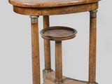 une photo d'une table en bois sur laquelle se trouvent deux étagères