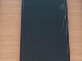 un téléphone portable cassé posé sur une table à côté d'une souris d'ordinateur