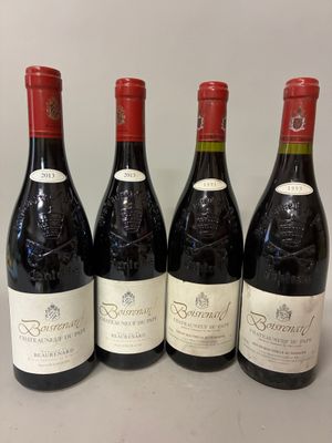 quatre bouteilles de vin sont alignées sur une table