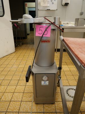 une machine qui se trouve dans une cuisine et sur laquelle est accrochée une pancarte