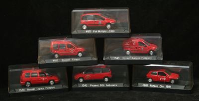 six petites voitures rouges dans des boîtes transparentes posées sur un fond noir