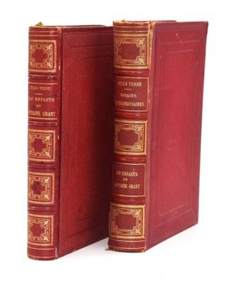 deux livres rouges posés l'un à côté de l'autre sur une surface blanche