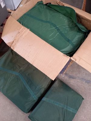 Dans un carton, environ 9 tapis pour la pêche