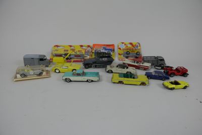 un grand nombre de petites voitures posées sur une table