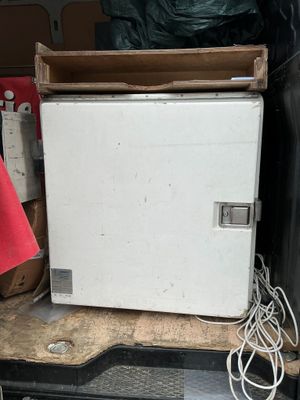 un réfrigérateur blanc posé à l'arrière d'une camionnette