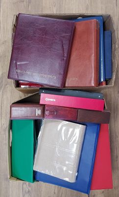 beaucoup de livres dans une boîte posée sur le sol