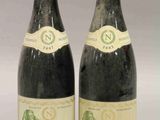 deux bouteilles de vin posées l'une à côté de l'autre sur une table