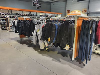 EXT - Environ 160 blousons et vestes motos en cuir et synthé…