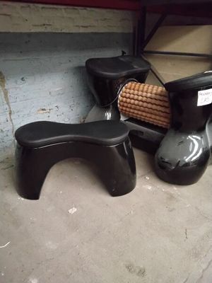 une paire de chaussures et un grille-pain posés par terre