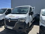 trois fourgonnettes blanches garées sur un parking à côté d'un immeuble