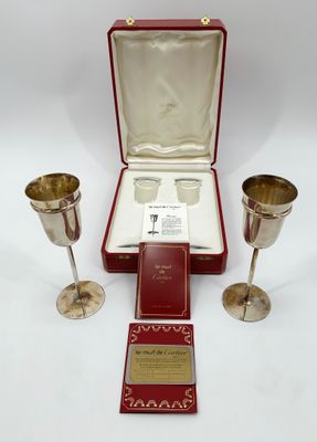 un assortiment d'objets en argent, comprenant notamment un verre à vin, un livre et une boîte