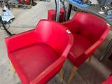 deux chaises rouges placées l'une à côté de l'autre dans un garage