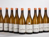 six bouteilles de vin alignées sur une table